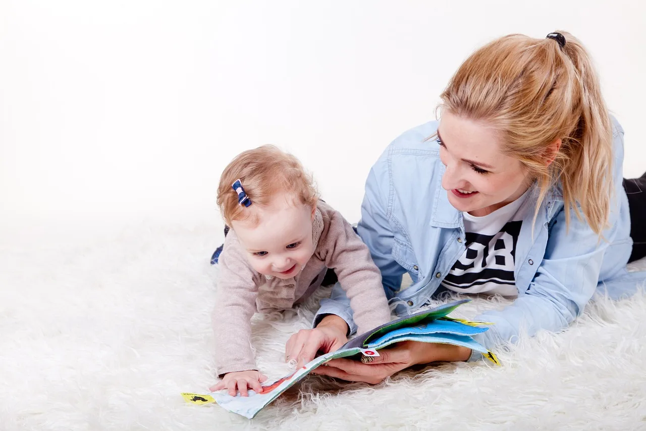 mama czyta dziecku bajkę z książki