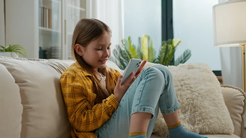 Dziecko znów prosi o tablet? Poznaj kanały TV z bajkami, które oferują mądrą, edukacyjną i bezpieczną rozrywkę
